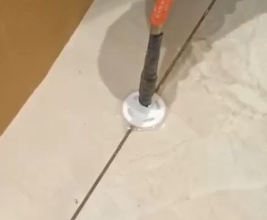 瓯海瓷砖空鼓维修公司专业解答瓷砖在铺贴过程中，如果没有涂抹均匀到位的粘结材料（如水泥砂浆或瓷砖胶），可能会导致以下问题