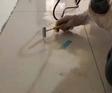 瓯海瓷砖开裂维修公司专业分享瓷砖在铺贴前如果没有沥干水分，将会导致以下问题